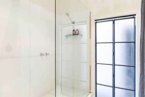 Stylish Warehouse Conversion In Heart Of Fitzroy - Accommodation Tasmania 5