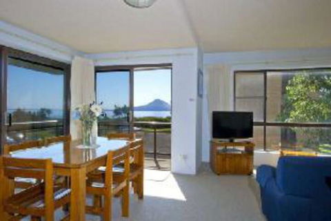 2 Bedroom Apartment Commodore Unit 3 6 Intrepid Close - Accommodation Tasmania 2