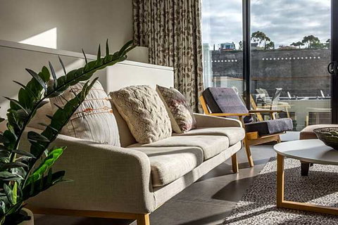 Roomerang At Lakeside Townhouse - Accommodation Tasmania 5