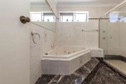 2 Bedroom Apartment Laman Lodge Unit 5 - Accommodation Tasmania 4