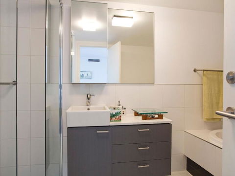 LORNE CHALET APARTMENT 10 Ask About Midweek Deals - Accommodation Tasmania 2