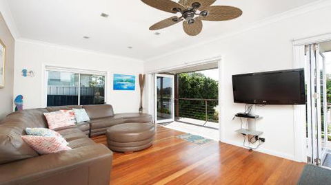No. 1 Fingal Bay Beach House The Little Abode - Accommodation Tasmania 3