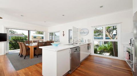 No. 1 Fingal Bay Beach House The Little Abode - Accommodation Tasmania 5