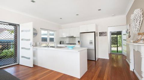 No. 1 Fingal Bay Beach House The Little Abode - Accommodation Tasmania 4
