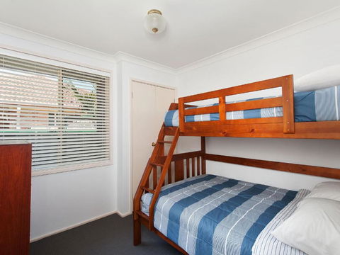 Fingal Waves At Fingal Bay NSW - Accommodation Tasmania 1