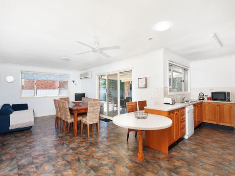 Fingal Waves At Fingal Bay NSW - Accommodation Tasmania 6