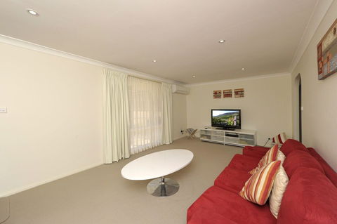 Reef Close 1 / 2 - Accommodation Tasmania 2