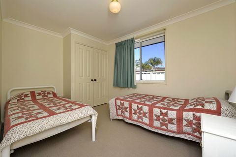 Reef Close 1 / 2 - Accommodation Tasmania 0