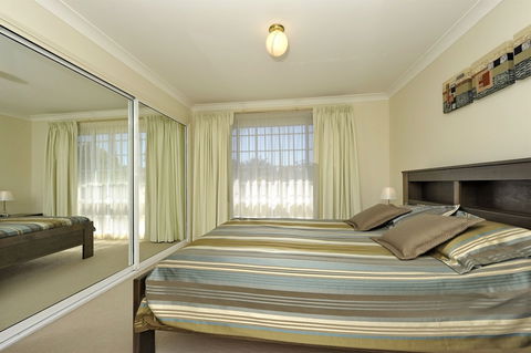 Reef Close 1 / 2 - Accommodation Tasmania 4