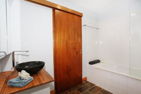 BEACH SHOPS & FABULOUS VACATION HOME! - Accommodation Tasmania 0