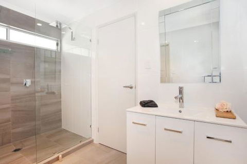 BEACH SHOPS & FABULOUS VACATION HOME! - Accommodation Tasmania 3