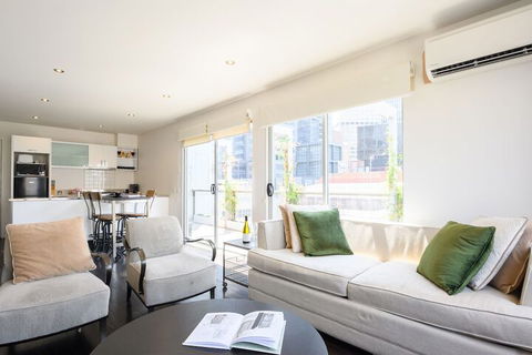 OLIVER Laneway Art Fed Square & Top Restaurants - Accommodation Tasmania 0