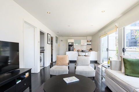 OLIVER Laneway Art Fed Square & Top Restaurants - Accommodation Tasmania 4