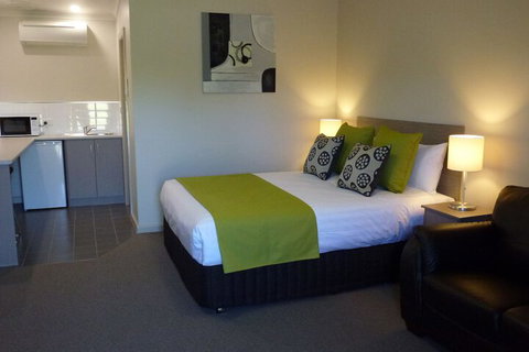 Golden Chain Tower Motor Inn - Accommodation Tasmania 1