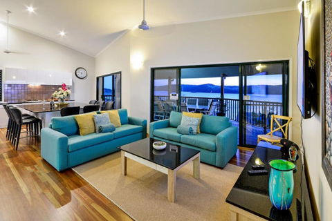 NEWLY BEAUTFULLY RENOVATED 16 The Casuarina 3 Bedroom House With 180 Degree Ocean Views - Accommodation Tasmania 6