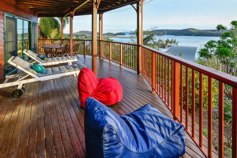 NEWLY BEAUTFULLY RENOVATED 16 The Casuarina 3 Bedroom House With 180 Degree Ocean Views - Accommodation Tasmania 4