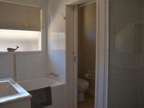 Wanda Magic 19 Randall Drive Beautiful Water Front House - Accommodation Tasmania 3