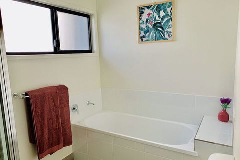 WHITSUNDAY Spacious & Comfortable Moments From Picturesque Boardwalk - Accommodation Tasmania 4
