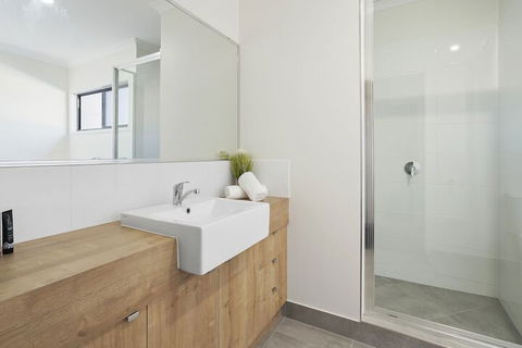 WHITSUNDAY Spacious & Comfortable Moments From Picturesque Boardwalk - Accommodation Tasmania 3