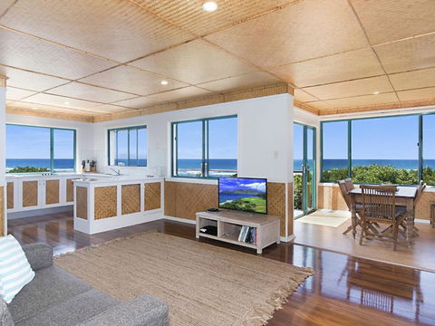 WHITE WAVES 6 OCEAN VIEWS FROM BEACHFRONT BALCONY - Accommodation Tasmania 2
