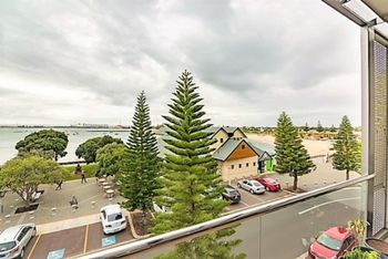 Spacious Apartment With Sea Views - Accommodation Tasmania 0