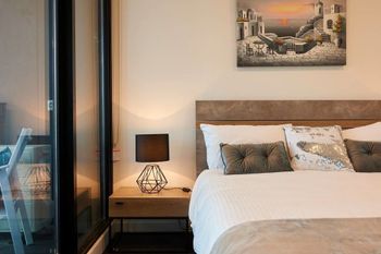 Stunning Harbour & City View Loft - Accommodation Tasmania 4