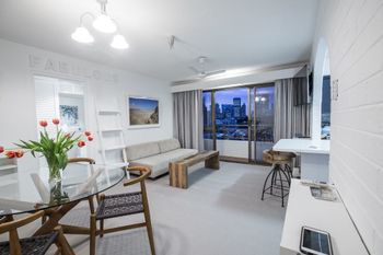 1 BR Park Breathtaking Sydney Skyline - Accommodation Tasmania 0