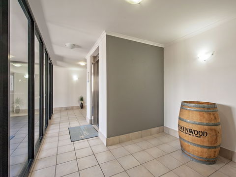 Shoal Bay Beachclub Apartments - Accommodation Tasmania 0