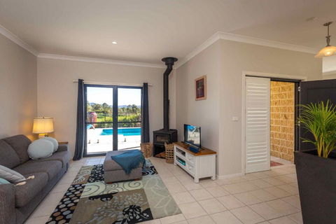 Mandalay Villas - Villa 2 - Accommodation Tasmania 2