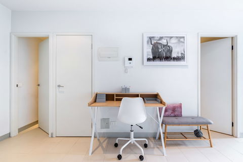 Ella, 1BDR Melbourne Apartment - Accommodation Tasmania 5