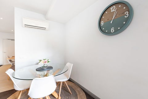 Ella, 1BDR Melbourne Apartment - Accommodation Tasmania 4