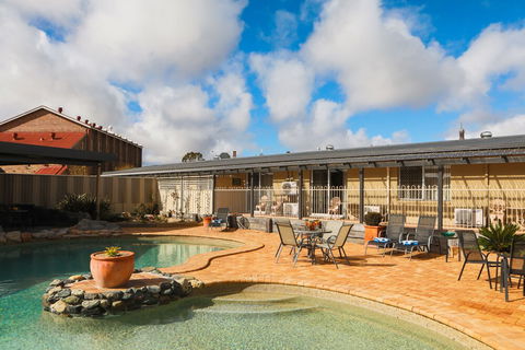 New England Motor Lodge - Accommodation Tasmania 1