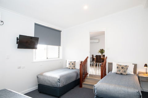 New England Motor Lodge - Accommodation Tasmania 5