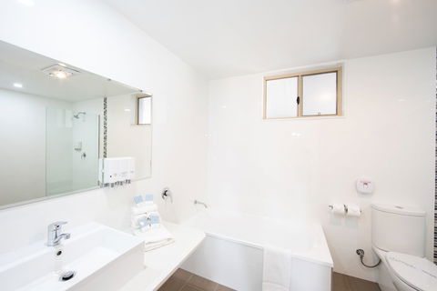 New England Motor Lodge - Accommodation Tasmania 4