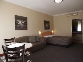 Golden Guitar Motor Inn - Accommodation Tasmania 4
