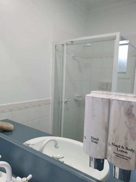 Golden Reef Motor Inn - Accommodation Tasmania 6