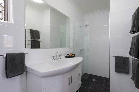 Cadman Motor Inn & Apartments - Accommodation Tasmania 5