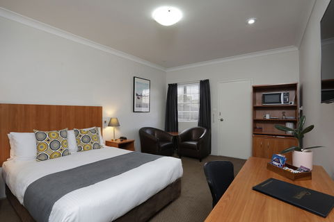 Cadman Motor Inn & Apartments - Accommodation Tasmania 2