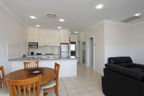 Cadman Motor Inn & Apartments - Accommodation Tasmania 4