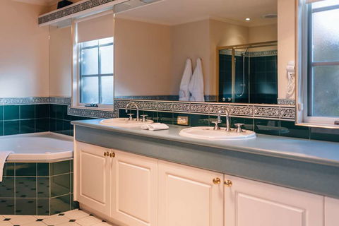 Country Club Villas - Accommodation Tasmania 2