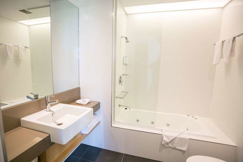 Alpha Hotel Eastern Creek - Accommodation Tasmania 4