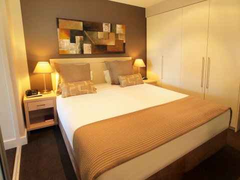 Oaks Pier Plaza - Accommodation Tasmania 2