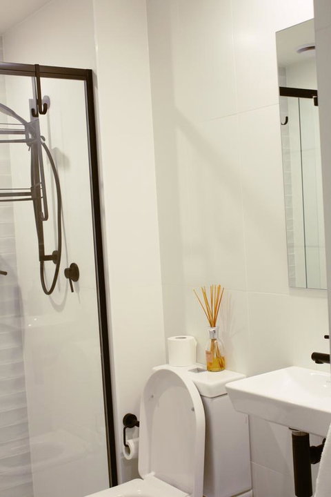 Stylish, Modern, Cute As A Button - Braddon CBD - Accommodation Tasmania 6