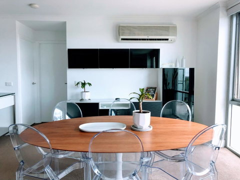 Staying Places - The Avenue - Accommodation Tasmania 0