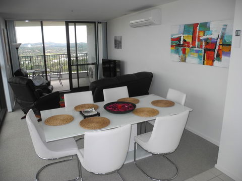 3BR Executive Apartment With Lake And Mountain Views - Accommodation Tasmania 8