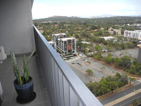 3BR Executive Apartment With Lake And Mountain Views - Accommodation Tasmania 12