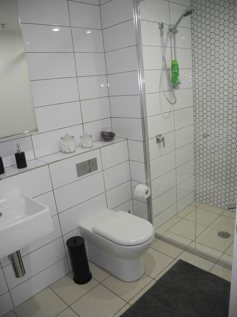 3BR Executive Apartment With Lake And Mountain Views - Accommodation Tasmania 18