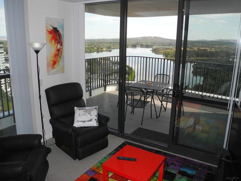 3BR Executive Apartment With Lake And Mountain Views - Accommodation Tasmania 1