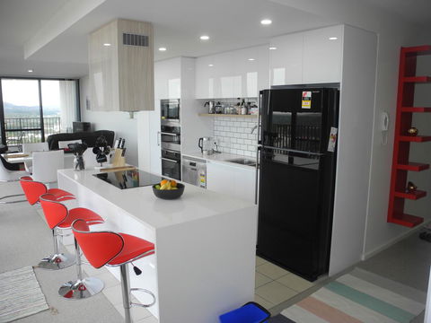 3BR Executive Apartment With Lake And Mountain Views - Accommodation Tasmania 7
