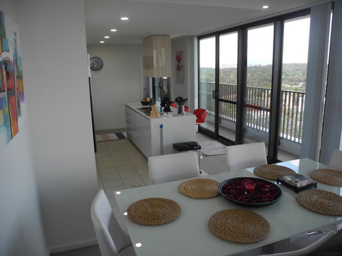 3BR Executive Apartment With Lake And Mountain Views - Accommodation Tasmania 17